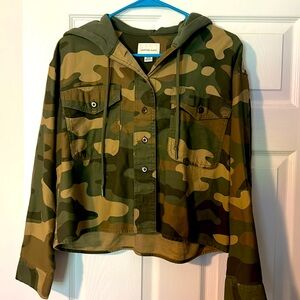 Women’s American Eagle camo hooded button up crop jacket size SM